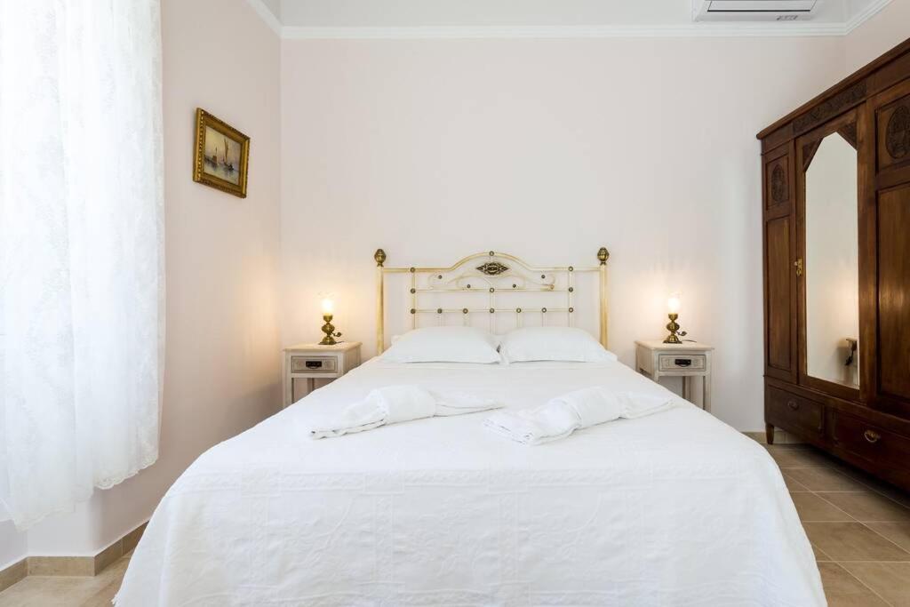 Neoclassical Flat With 2 Bedrooms In Pireus Zewnętrze zdjęcie
