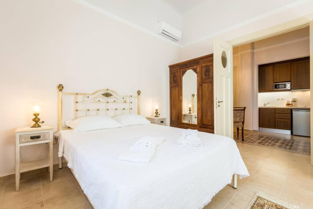 Neoclassical Flat With 2 Bedrooms In Pireus Zewnętrze zdjęcie