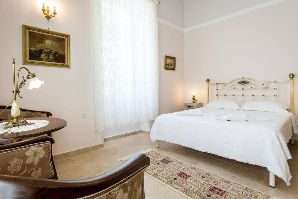 Neoclassical Flat With 2 Bedrooms In Pireus Zewnętrze zdjęcie