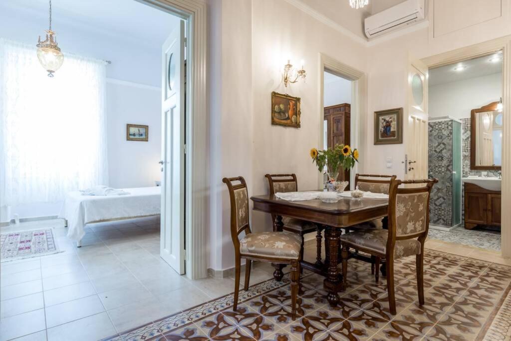 Neoclassical Flat With 2 Bedrooms In Pireus Zewnętrze zdjęcie