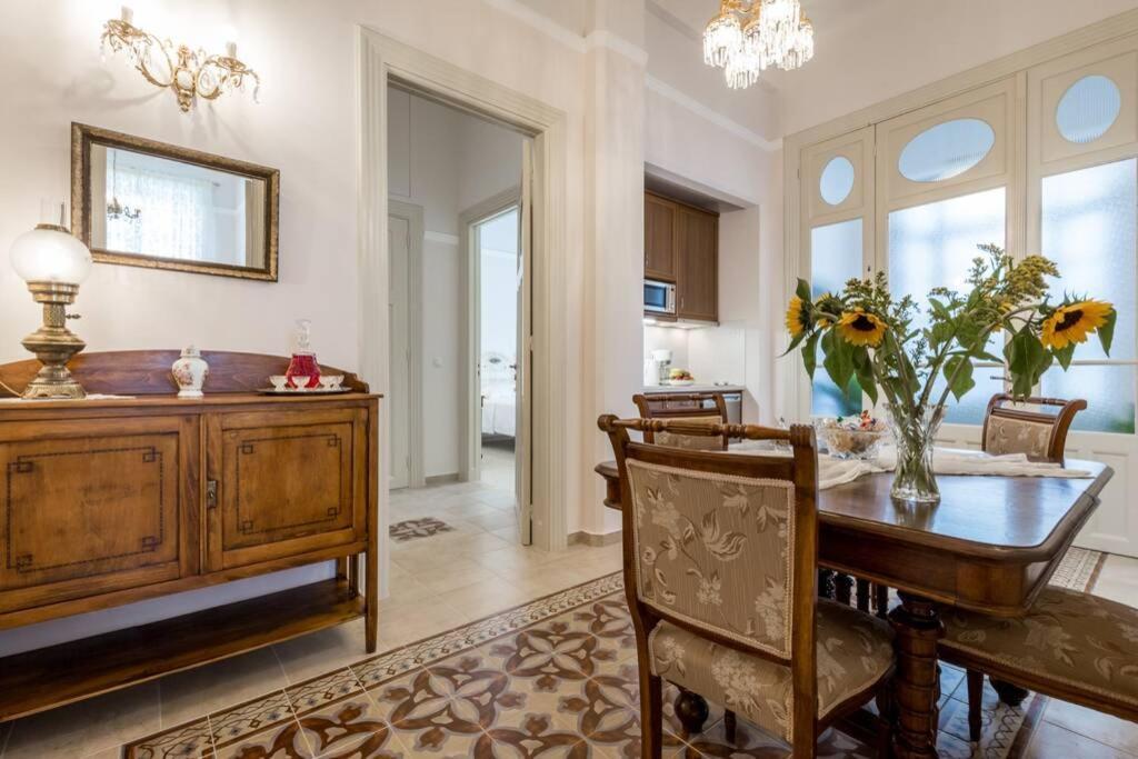 Neoclassical Flat With 2 Bedrooms In Pireus Zewnętrze zdjęcie