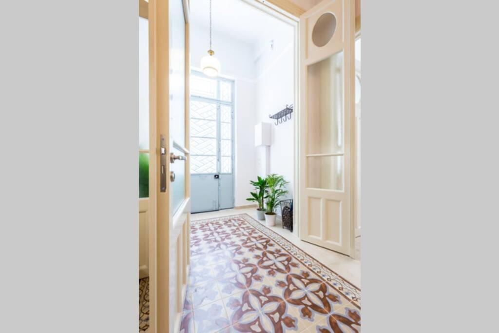 Neoclassical Flat With 2 Bedrooms In Pireus Zewnętrze zdjęcie